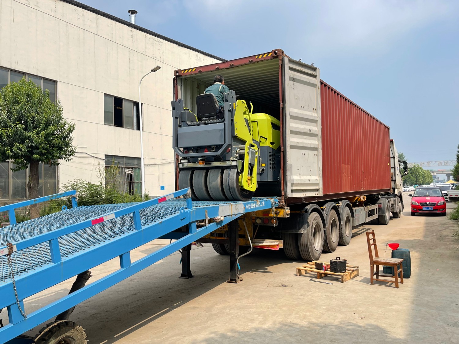 發(fā)往俄羅斯圣彼得堡20臺思拓瑞克雙鋼輪、鋼膠壓路機(jī)裝柜進(jìn)行時···
