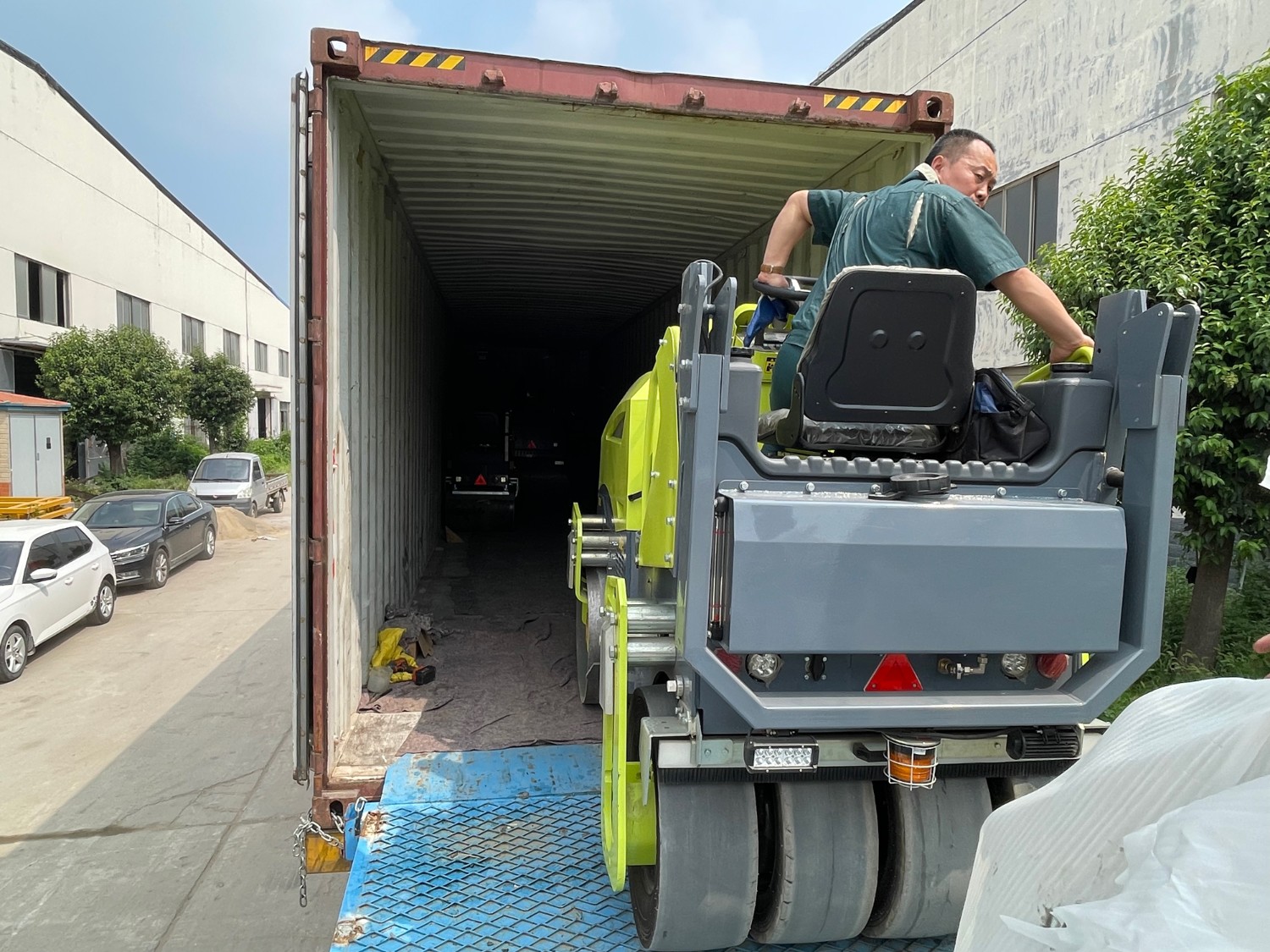 發(fā)往俄羅斯圣彼得堡20臺思拓瑞克雙鋼輪、鋼膠壓路機(jī)裝柜進(jìn)行時···